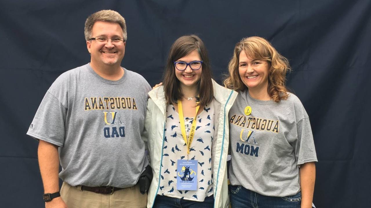 Augustana Family on Move-In Day